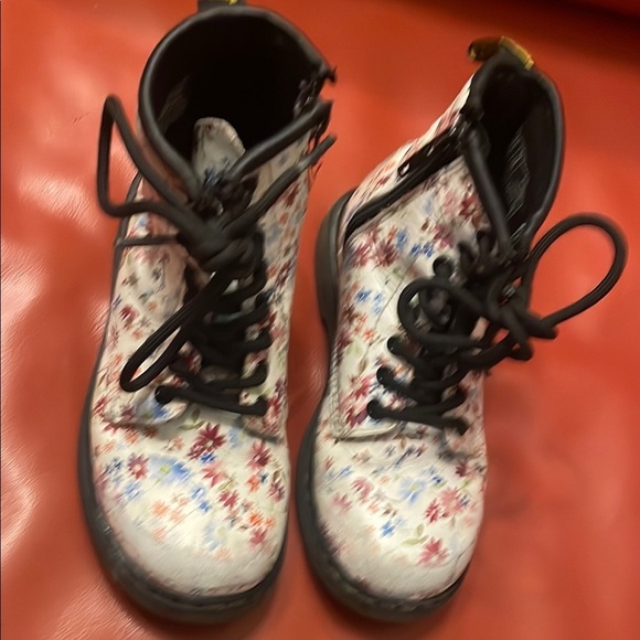 Girls Dr.Martens Delaney boots. - Picture 2 of 7